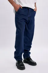 Pantalon de jean de corte carpintero y diseño recto, color azul oscuro, con bolsillos laterales utilitarios.