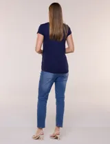 Remera básica de manga corta y color negro, con escote en V pronunciado y corte clásico.