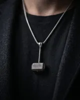Collar plateado con dije de martillo de Thor de estilo nórdico y cadena de eslabones finos.