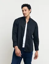 Camisa azul de algodón con elastano, cuello button-down y manga larga.