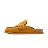Zueco casual de cuero gamuzado color beige, con diseño tipo mocasín, costuras visibles y suela plana marrón.