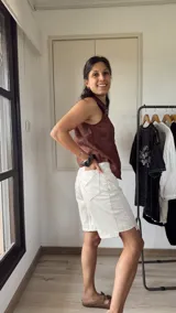 Bermuda color crudo de corte recto con bolsillos laterales.