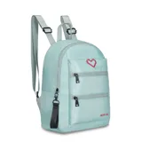 Mochila urbana Las Oreiro color rosado, con diseño de corazón en el frente y logo estampado. Cuenta con dos bolsillos frontales con cierre, correas ajustables y un llavero desmontable negro con logo.