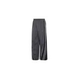 Pantalón de entrenamiento Adidas modelo Adilenium Season 5, color negro utilitario, confeccionado en tejido efecto arrugado. Presenta corte holgado, cintura elástica y las icónicas tres tiras de la marca en los laterales con ribetes blancos. Incluye el logo del trifolio bordado sutilmente en la parte superior.