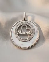 Dije circular de plata 925 con incrustaciones de nácar y circonias, presentando la palabra 'Mamá' en el centro.