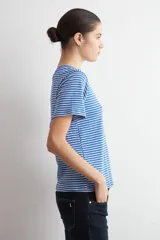 Remera de manga corta con diseño a rayas horizontales azules y blancas, y cuello redondo liso.