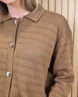 Cardigan de punto a rayas horizontales en tonos beige y tostado, con cuello camisero, cierre frontal de botones y mangas largas.