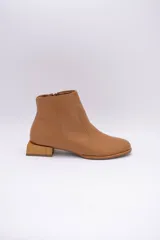 Botín de cuero dorado con punta fina y taco bajo cuadrado de madera.