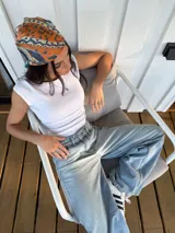 Pantalón de jean celeste, corte balloon, tiro alto y pierna ancha.