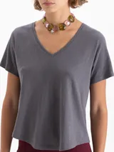 Remera de corte clásico con escote en V y mangas cortas, confeccionada en tejido de punto con mezcla de algodón y lino.