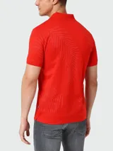 Remera polo roja de corte slim fit con estampado de hojas.