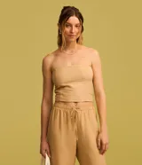 Blusa de viscosa color beige con rayas verticales finas, escote recto y elástico en la espalda.