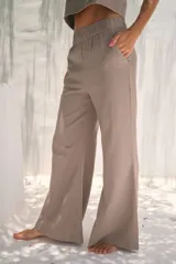 Pantalón de lino color gris con cintura elastizada, tiro alto y corte oxford.