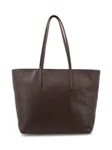 Cartera tipo shopper de gran tamaño, confeccionada artesanalmente en cuero graneado color chocolate. Cuenta con abertura principal con cierre, asas finas y bolsillos interiores para organización.
