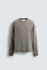 Jersey de punto con mezcla de lana, corte regular fit, cuello redondo y manga larga con acabados en rib.