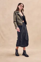 Falda midi negra estilo parachute, con cintura elástica, bolsillos laterales tipo cargo y cordones ajustables en el ruedo.