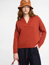 Sweater de tejido de punto color ladrillo. Escote en v y mangas largas de sisa caída. Confeccionado en lana.