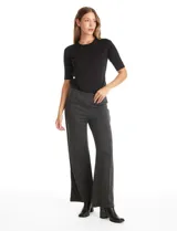 Pantalón de corte wide leg con diseño de espiga, tiro alto y pretina elástica interna. Presenta costuras verticales pespunteadas en el frente y en la parte trasera de cada pierna.