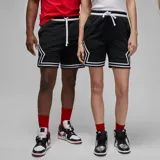 Short deportivo Jordan Diamond confeccionado en tejido de malla transpirable con tecnología Dri-FIT. Presenta un diseño en color negro con detalles de franjas blancas en los laterales y el ruedo, cintura elástica con cordón ajustable y bolsillos laterales.