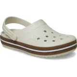 Zuecos Crocs modelo Crocband con diseño deportivo. Presentan una estructura de espuma Croslite en color beige con una franja decorativa en tono marrón y una línea blanca en la entresuela. Incluyen correa de talón pivotante y orificios de ventilación en la parte superior.