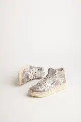 Zapatillas de caña media Autry Medalist Mid, color plateado con efecto desgastado y estampado de piel de serpiente.