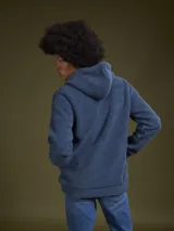 Campera de abrigo tipo fleece color azul marino, con cierre frontal completo y cuello alto.