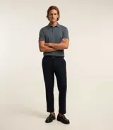 Camisa polo de manga corta con cuello inglés y cierre frontal de botones. Confeccionada en tejido técnico con tecnología performance que ofrece elasticidad, secado rápido y confort térmico.