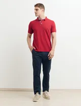 Chomba verde con cuello polo y tapeta de dos botones.