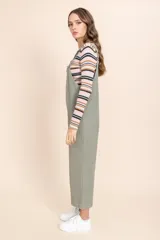 Mono enterizo verde oliva de corte holgado, con tirantes ajustables, bolsillo frontal y pernera ancha.