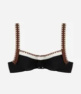 Top de bikini de media copa Bossa Nossa confeccionado en microfibra con aro estructurado, con diseño negro, ribete blanco y tirantes anchos en marrón con detalles geométricos en blanco. Cuenta con broche metálico en la espalda y breteles regulables.