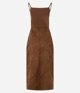 Vestido midi de gamuza sintética color marrón, con diseño de bordado de follaje en relieve. Presenta escote recto, tirantes finos regulables, ajuste al cuerpo, espalda con lastex y abertura frontal en la falda.