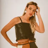Top de cuero sintético negro con tirantes finos, escote recto y detalle de volados en el ruedo.