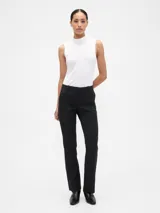 Pantalón de corte recto con leve apertura en el bajo, color negro, de tiro medio con cierre frontal y bolsillos laterales.