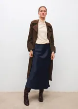 Falda midi de tejido satinado en color azul marino, con diseño recto y cintura con goma elástica.