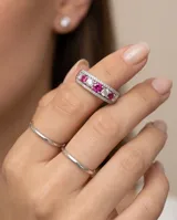 Anillo ancho de plata 925 con diseño pavé, adornado con piedras naturales de rubí en tono fucsia alternadas con circonias blancas.