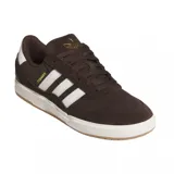 Championes Adidas Tyshawn II color marrón oscuro con las clásicas tres tiras laterales en blanco, detalles en el talón y suela de goma blanca con base de goma caramelo.