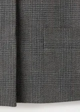 Blazer cropped gris de cuello redondo y manga larga, con patrón de cuadros, bolsillos de ribete delanteros y cierre de botones.