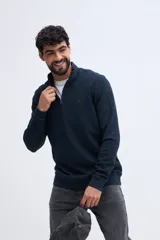 Buzo de felpa diferenciada azul marino con cuello alto y medio cierre frontal, de manga larga y puños elásticos.