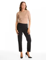 Pantalón de vestir negro de corte slim, confeccionado en gabardina elastizada con tecnología super stretch. Presenta tiro medio, cintura ancha estilo pull-on sin cierres ni botones, y un panel interno de malla técnica para modelar la figura. Incluye bolsillos delanteros simulados y bolsillos traseros tipo ojal.