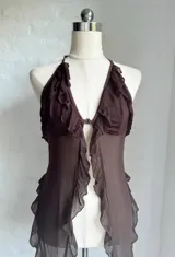 Top halter marrón oscuro de microtul, con escote profundo en V y volados en los bordes. El diseño es abierto al frente con un pequeño ajuste central.