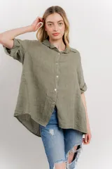 Camisa de lino color verde militar, de corte amplio y caída ligera. Cuenta con cuello camisero, botones en el frente y mangas 3/4 que se pueden arremangar.