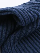 Bufanda tejida a rayas horizontales color lila.