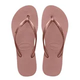 Ojotas Havaianas modelo Slim, de diseño clásico con tiras finas y suela de goma con textura antideslizante.