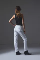 Pantalón de jean blanco de corte recto, tiro medio y diseño clásico con bolsillos traseros.