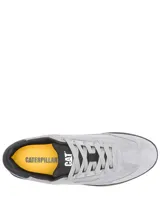 Championes urbanos Caterpillar modelo Pause Retro T-Toe, color gris con detalles en negro. Confeccionados en cuero gamuzado, cuentan con suela de goma texturizada, cierre por cordones y plantilla de espuma EVA.