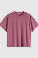 Remera de algodón con cuello redondo, mangas cortas y corte relajado.