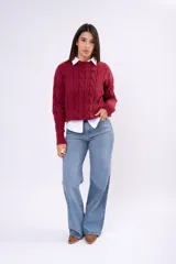 Sweater de punto con diseño de ochos, color marrón, cuello redondo y mangas largas con puños acanalados.
