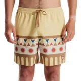 Short de baño amarillo claro con estampado de motivos geométricos en tonos marrón, rojo y azul.