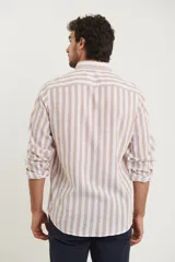 Camisa de lino a rayas verticales color beige y blanco, de manga larga con cuello abotonado y bolsillo en el pecho.