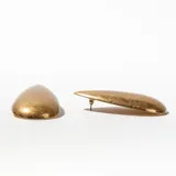 Aros colgantes dorados con forma de lágrima.